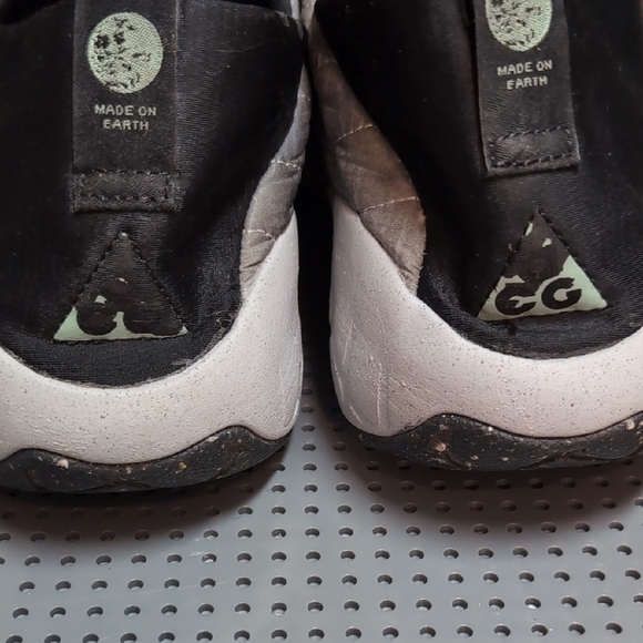 Nike ACG Quilted Black and Gray Slippers - Picture 5 of 7